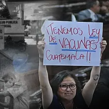 Mujer sosteniendo una pancarta en la que se puede leer: ¡Tenemos ley de vacunas Guatemala!